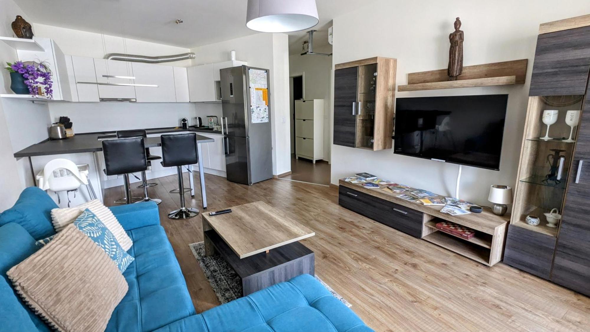 E2 Luxury Oldtown Apt - 2X Parking, Foodstore, Pcscreen, Netflix, Unlimited Music, Crib, Babychair, Fastwifi, Aircon Kosice Exterior photo