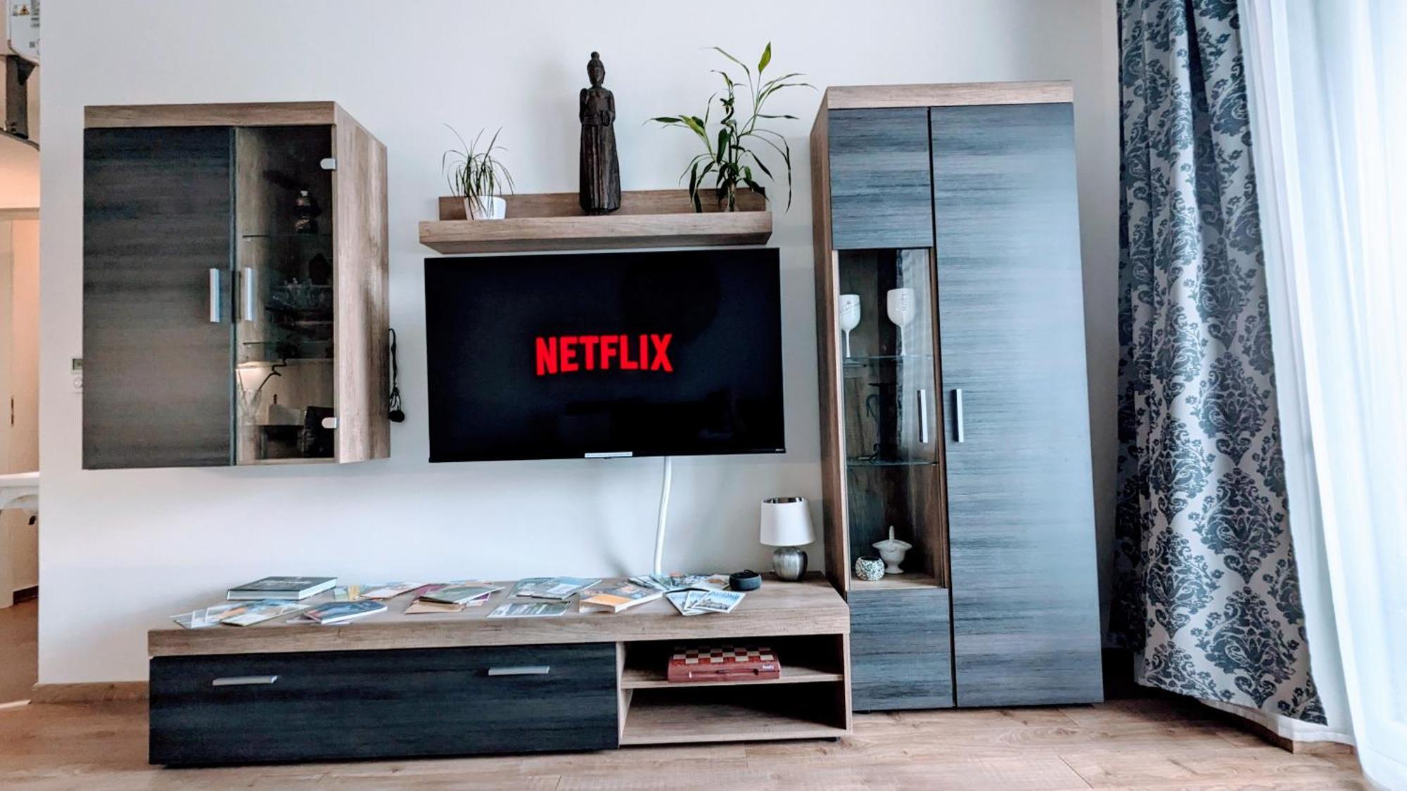 E2 Luxury Oldtown Apt - 2X Parking, Foodstore, Pcscreen, Netflix, Unlimited Music, Crib, Babychair, Fastwifi, Aircon Kosice Exterior photo