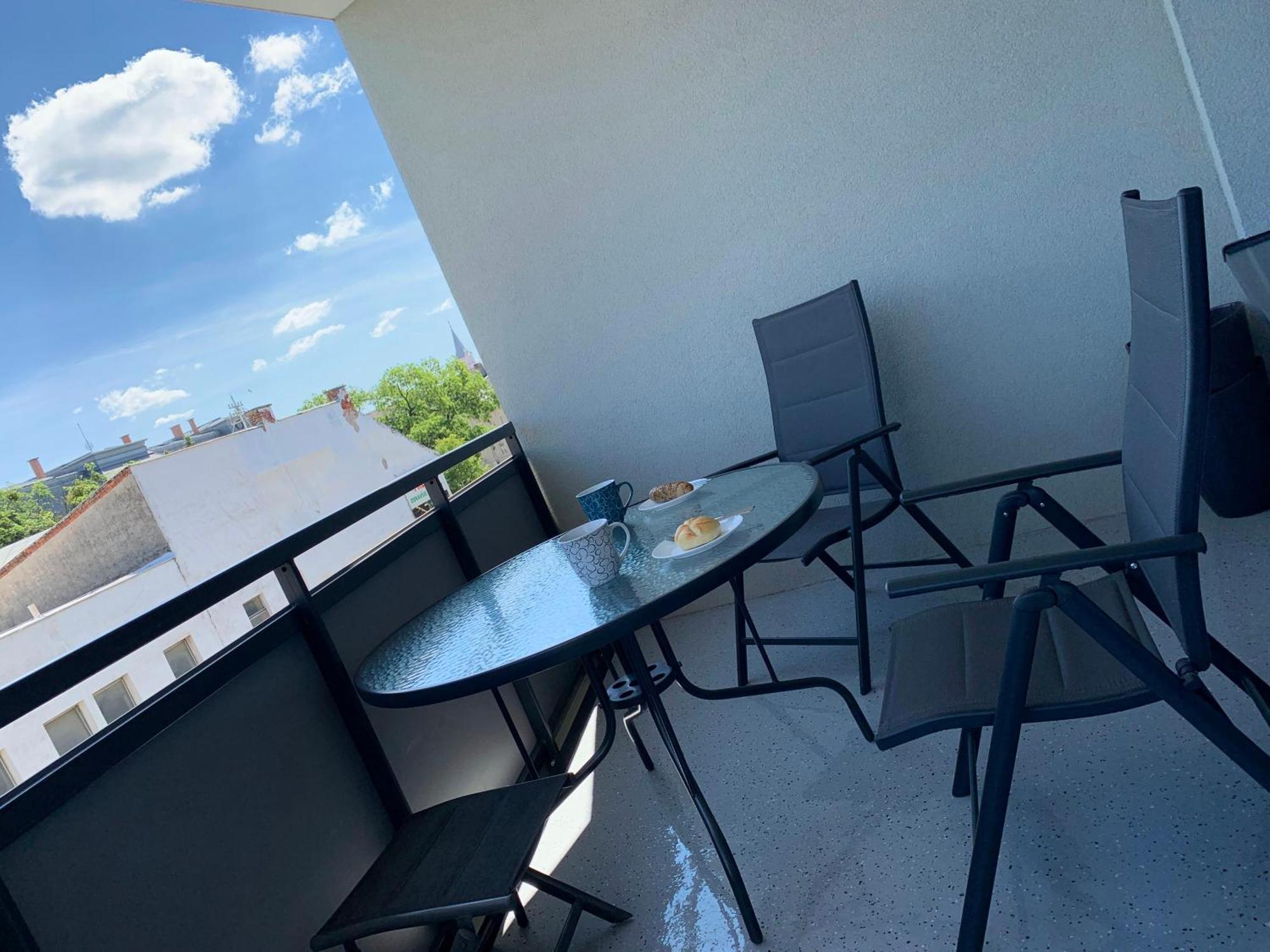 E2 Luxury Oldtown Apt - 2X Parking, Foodstore, Pcscreen, Netflix, Unlimited Music, Crib, Babychair, Fastwifi, Aircon Kosice Exterior photo