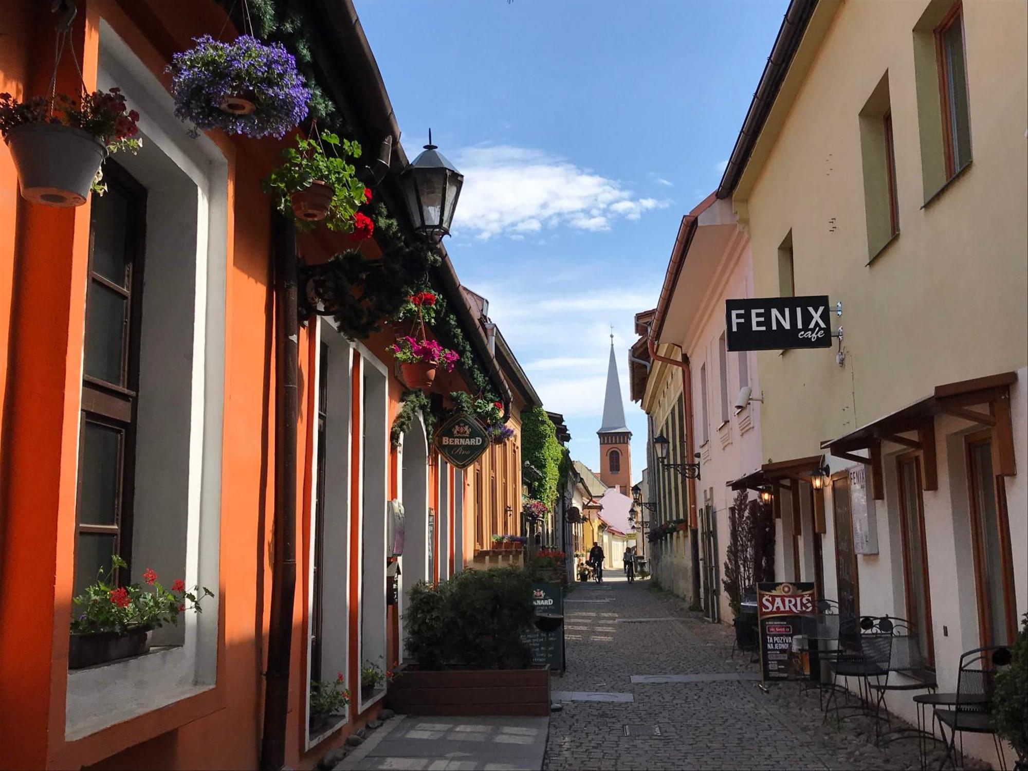 E2 Luxury Oldtown Apt - 2X Parking, Foodstore, Pcscreen, Netflix, Unlimited Music, Crib, Babychair, Fastwifi, Aircon Kosice Exterior photo